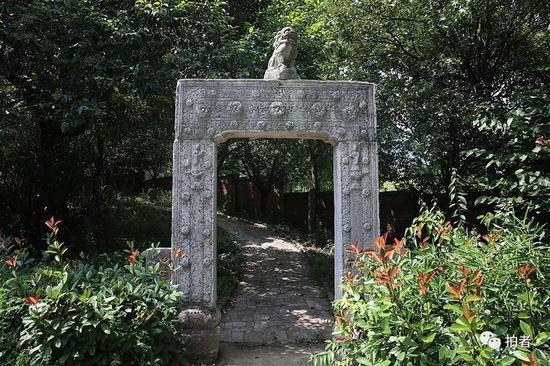 别墅院内,一处步行道入口处的“石门”。