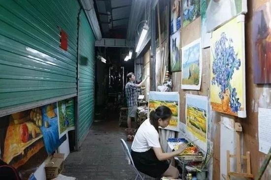 广东深圳大芬村,一个占地仅0.4平方公里的小村落,却有上万的人在这里画画。