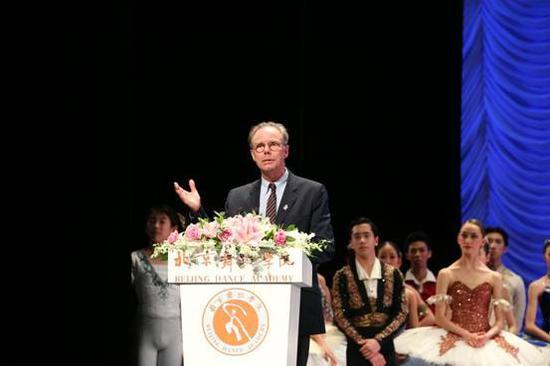 (大赛评委会主席、丹麦皇家芭蕾舞团原艺术总监弗兰克·安德森)