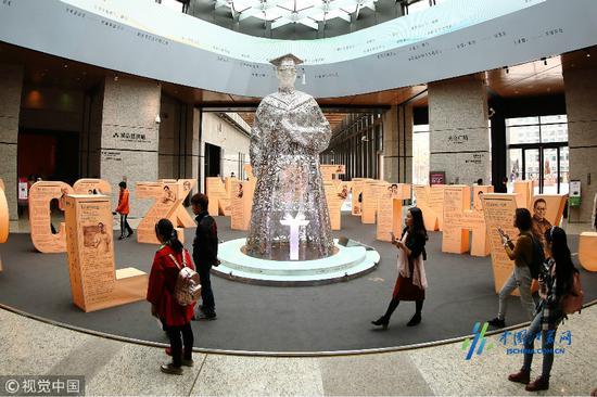 装置艺术家、沈阳大学美术学院院长解勇教授用文字打造的国内最高装置艺术作品“学习铸造人生”亮相。
