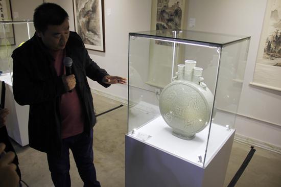 北京华辰瓷器工艺品部主管进行亮点拍品讲解