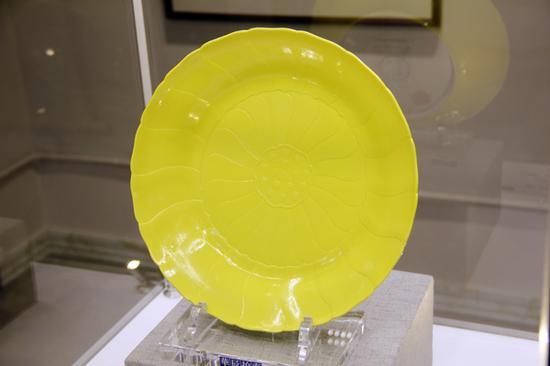 清雍正柠檬黄釉莲形盘 直径:29.4cm 估价待询
