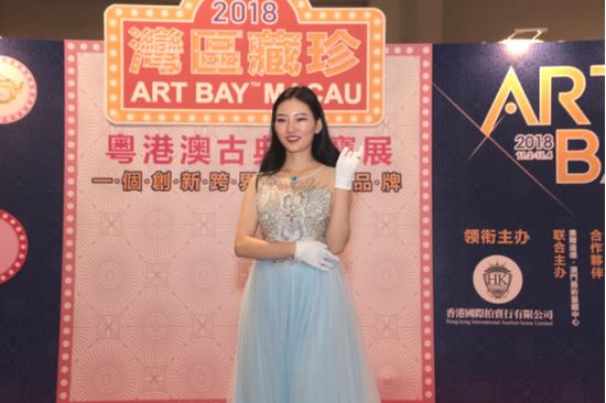 2018中华才艺小姐,通过走秀形式展示珠宝