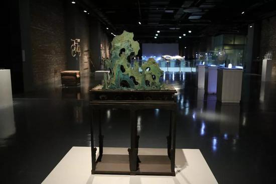 杨东鹰《云岫》铜,铁,铝 80×38×138cm 2017
