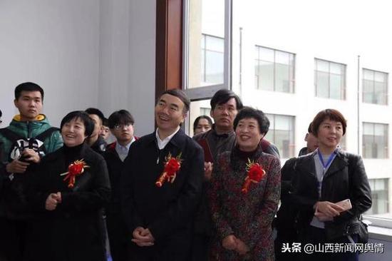 (前排左一长治市旅发委主任张琼,左二长子县委书记李国强,右二长子县副县长刘爱红)