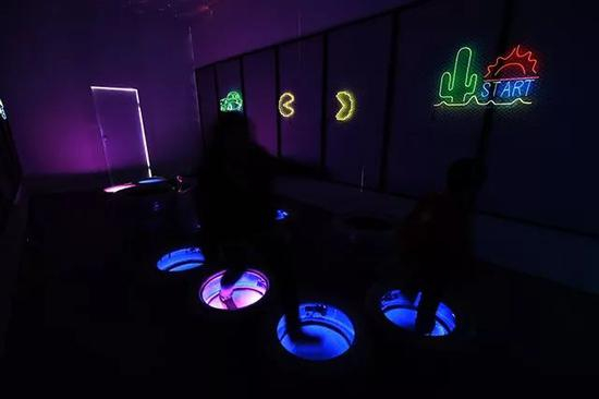 户外的3D摄影体验,也吸引了不少好奇宝宝跃跃欲试——