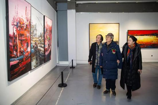 赵世杰先生陪同宋惠民先生、王易霓主席参观展览
