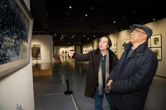 中国留俄(苏)美术院校校友会会长、俄罗斯艺术科学院荣誉院士、清华大学美术学院教授 王铁牛先生亲临展览