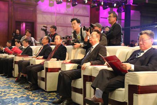 陈昌智(右二)、龙宇翔(左二)、沙祖康(右一)出席活动