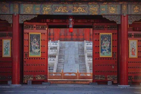 乾清门下贴门神(图片来源于微故宫)