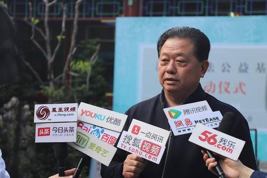 华民慈善基金会理事长 卢德之先生接受采访