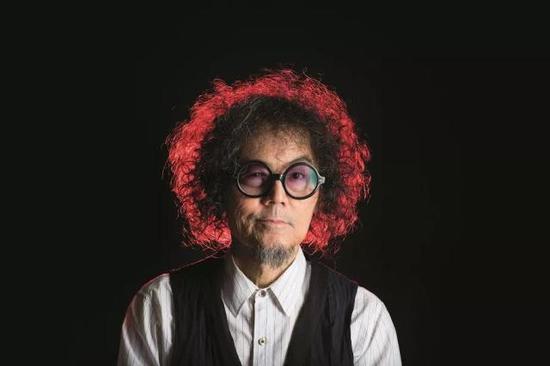 佩齐的曾祖父母是华人移民,最初在曼谷开了一家药店出售传统草药。