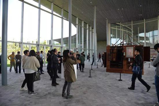 开馆展水墨精神——从传统思想和智慧中生成新创造”群展 展厅现场 策展人魏祥奇为现场观众进行导览