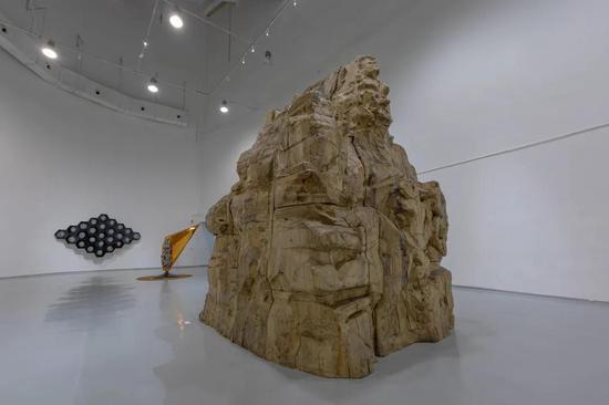 “正在显形”,双面樟木雕刻,高4米,直径3米,2018