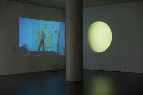 视频作品《太阳殉情的那天》展出于“未知·时序·物， 一个人在荒岛特别项目”，坪山美术馆，2023，图片来自坪山美术馆和艺术家