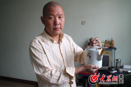 壶嘴残缺、壶盖破损的茶壶,经过王元柱的修复变得完整如初