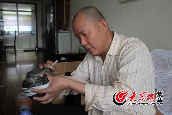 对修补缝隙进行修刻,使缝隙衔接处变得圆润