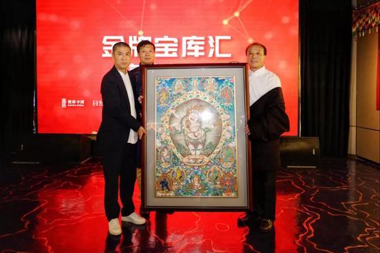 娘本大师将作品《白玛哈嘎拉》珍藏于宝库1号(左起:柳费国先生、仁青多杰、娘本大师)