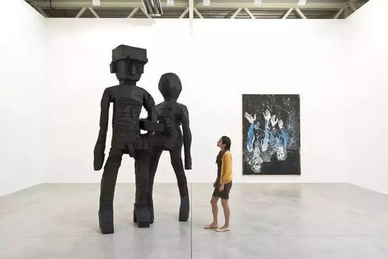 图为Galerie Thaddaeus Ropac(罗贝克画廊)2012年举办的乔治·巴塞利兹 《新绘画》(Das Negativ — New Paintings)个展现场图 Villa Kast 奥地利萨尔茨堡 2012 (图片来源于网络 致谢罗贝克画廊)