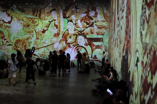 北京,《遇见敦煌· 光影艺术展》展厅内。视觉中国供图