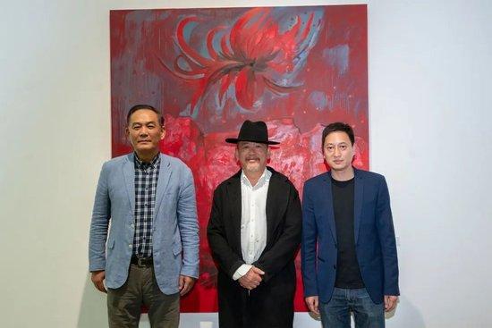 (左)本次策展人荣剑先生、本次学术主持王华祥先生、本次展艺术家迟首飞先生