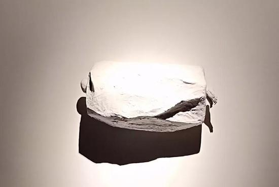 杨剑平 《石头中的人》 材质纸黏土 90×40×40cm 2018