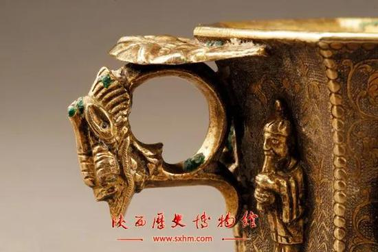 伎乐纹八棱银杯 唐 陕西历史博物馆藏,因为当时用的焊药里含铜,连接处已经产生了绿色的铜锈
