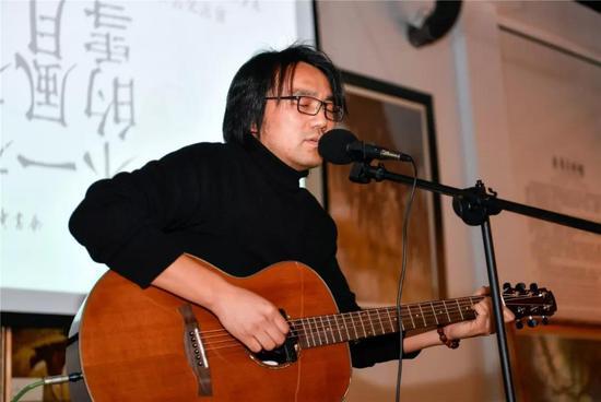▲杨建锋自弹自唱,送给现场所有人一首禅意满满的歌曲