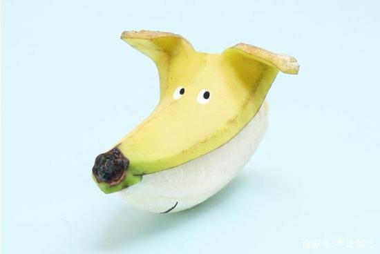 一只香蕉小狗,眼神很机灵嘛。