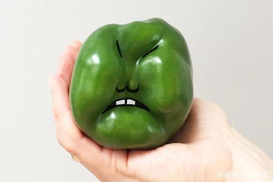 一个愤怒的甜椒,它看起来很生气,脸都绿了。