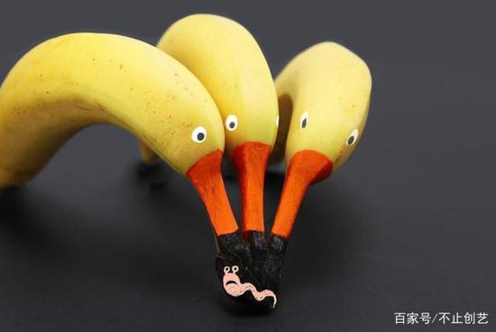 三只小黄鸭,和它们嘴边可怜的小虫。
