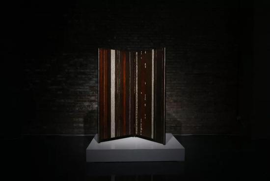 乔加《蛋壳竖纹双扇屏风》 157X150X2.5CM 木、大漆 2015
