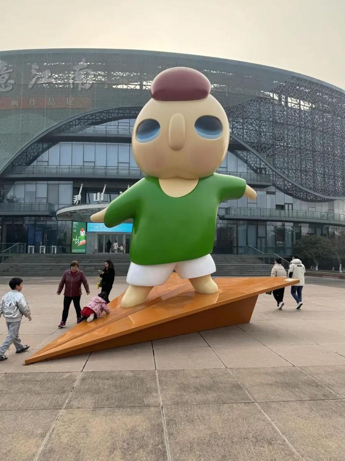 6米高的yy雕塑 在尹山湖美术馆外场