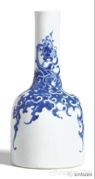 清康熙 青花夔凤纹摇铃尊《大清康熙年制》款 尺寸:24cm 成交价:3,220,000 HKD
