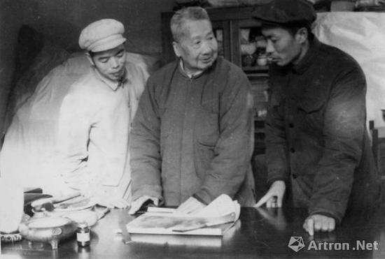 附图5。贺天健与学生邱陶峰(左)、苗重安(右)合影