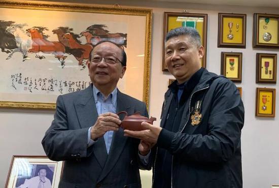 徐建元董事长与国民党荣誉主席、蒋介石孙子蒋孝严(左)