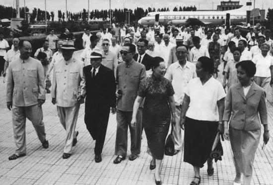 1965年7月20日,曾任“国民政府代总统”的李宗仁和夫人郭德洁从美国回到北京,周恩来总理到机场欢迎。