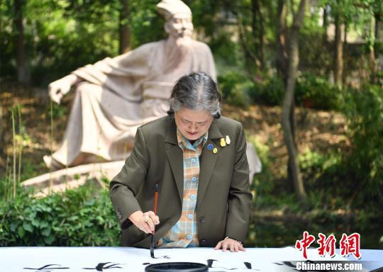 诗琳通留下墨宝。 张浪 摄