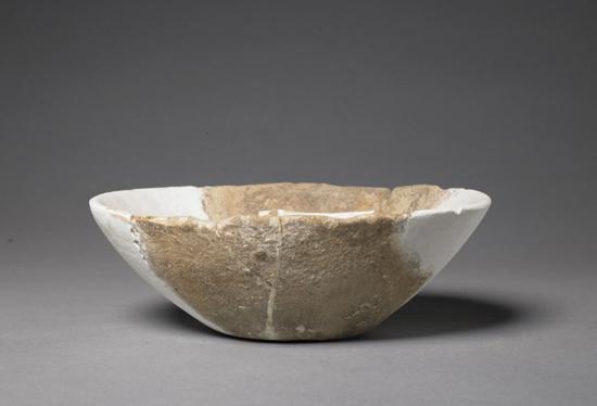 红陶平底碗,新石器时代磁山文化,高6.7cm,口径18.2cm,底径6.4cm。