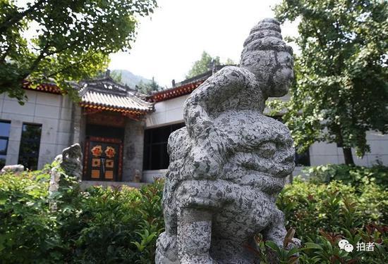 “陈路别墅”的正门外,矗立着两排石雕。