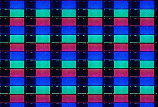 ● 微观放大的LCD显示器,每个色块的宽度在半毫米左右
