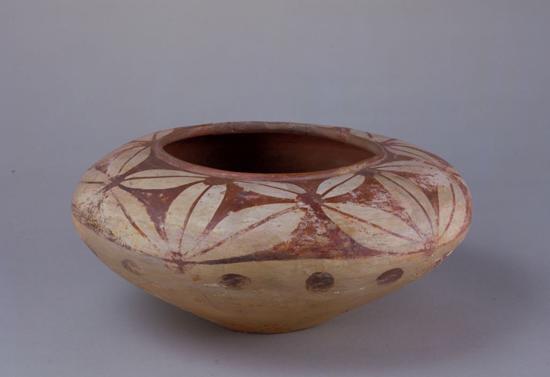 彩陶钵,新石器时代青莲岗文化,高11.2cm,口径14.5cm,底径7cm。