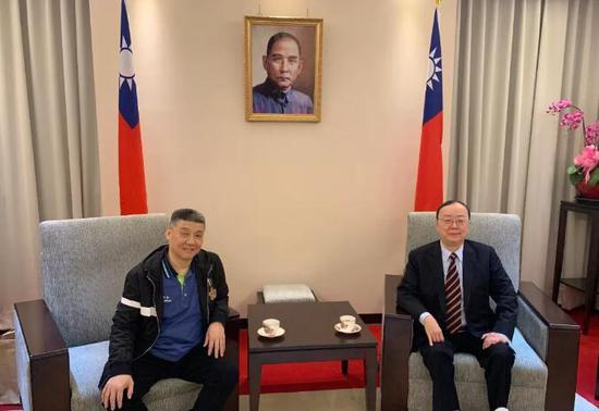 台湾工商联盟前主席、台北宜兴同乡会理事长吴嘉林(右)会见徐建元董事长