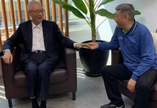 徐建元(右)董事长和中国国民党主席吴敦义交流紫砂文化