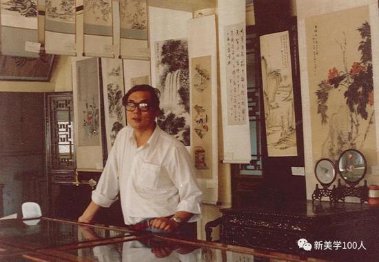 陈岩任琉璃厂“宝古斋”文物商店经理时留影