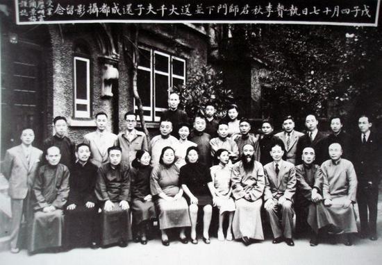 图20.1948年海上文人在李秋君府上送别大千去成都时合影。第一排左起:不详、王韵清、李祖韩、顾青瑶、黄凝素、李秋君、徐雯波、张大千、梅兰芳、李祖夒、张乃燕,第二排左起:张比德、曹逸如、糜耕云、伏文彦、李祖模、顾景梅、李祖桐、谢稚柳、李祖元、陈德馨、李祖敏、不详、陈从周、胡亚光,第三排左起:不详、不详、张嘉德
