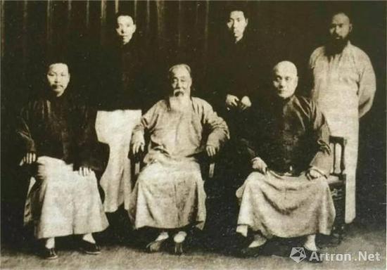 附图4。曾熙(前排中)与张大千(后排右一)、王个簃(后排中)等友人合影