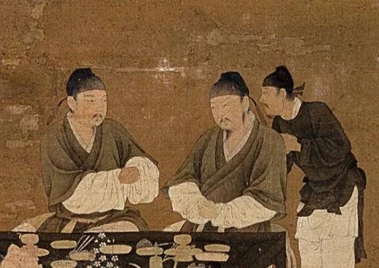 大家也许注意到了,桌旁离席的并不止上面的黑衣人一位,还有一个去哪了呢?