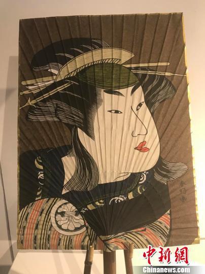 展出的黑竹手柄团扇。 李彦国 摄