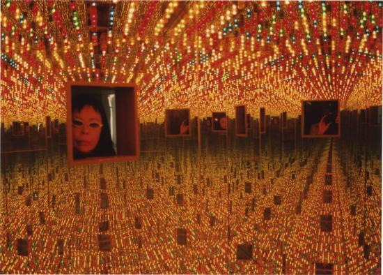 草间弥生,“无限镜屋-永远的爱“(Infinity Mirrored Room-Love Forever),1966/1994。安装视图,2000年法国第戎当代艺术中心草间弥生个展。图片:© Yayoi Kusama;致谢纽约DavidZwirner;东京/新加坡/上海OtaFine Arts;伦敦Victoria Miro;草间弥生工作室